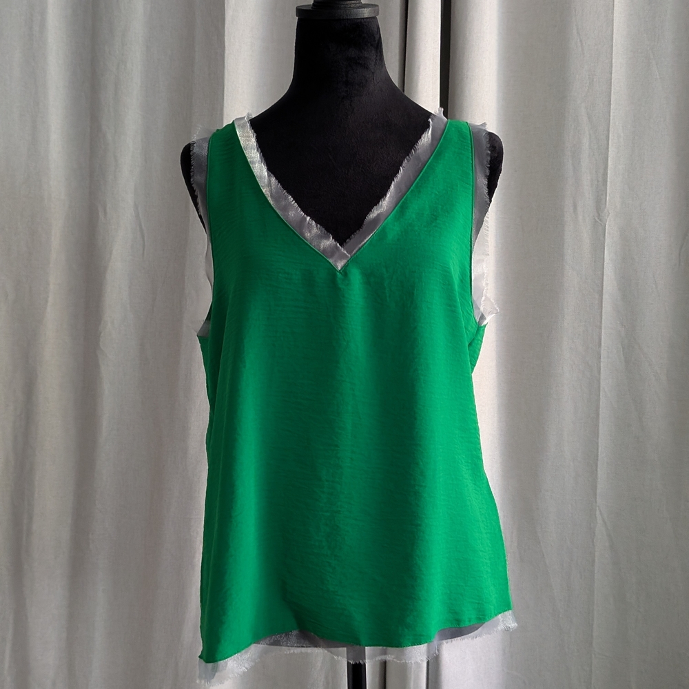 ✨ Emerald Green V-Neck Tank Top w/ Metallic Trim – Sleek & Chic! Size Large